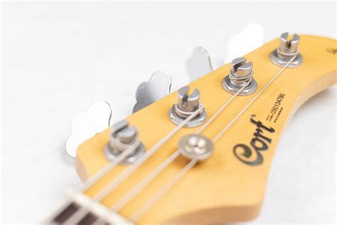 Bass Guitar Bridge with blurred body in the background - Creative Commons Bilder