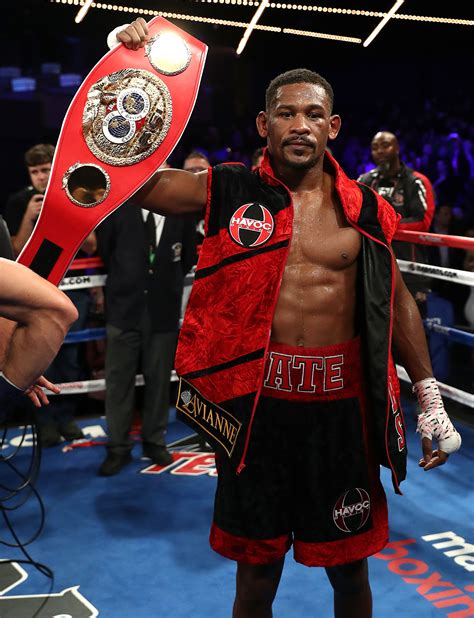 Daniel Jacobs wins title in split decision, wants shot at Alvarez