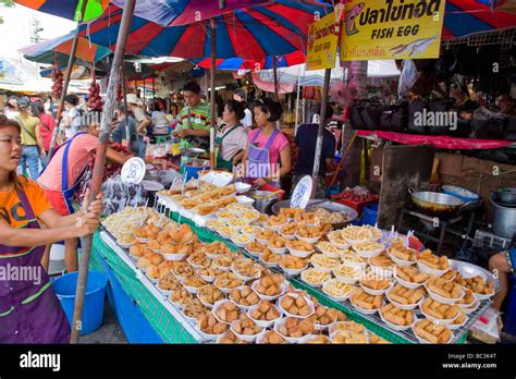 Thai market food stall Stock Photo - Alamy