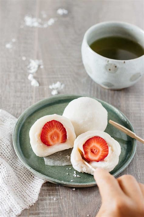 Strawberry Daifuku いちご大福 | Chopstick Chronicles