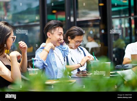 Man chinese talking students hi-res stock photography and images - Alamy