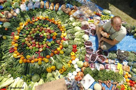 How Dumpster-Diving Opened My Eyes to the Problem of Food Waste - Greenpeace Canada