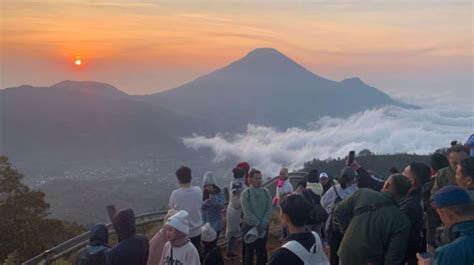 Indahnya Golden Sunrise di Puncak Bukit Sikunir, Spot Terbaik Se-Asia ...