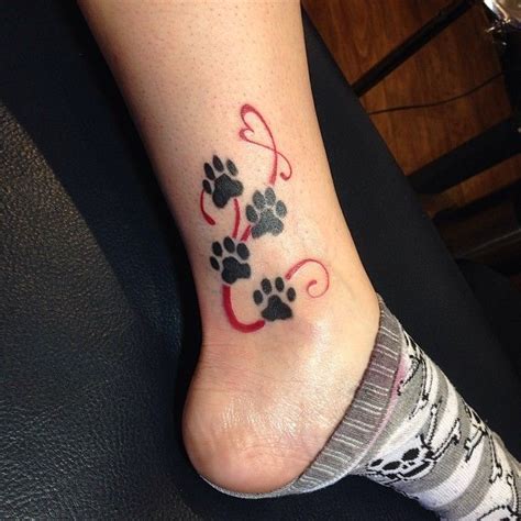 65 Best Paw Print Tattoo Meanings and Designs to Appreciate Your Pets | Pfoten tattoo, Hund ...