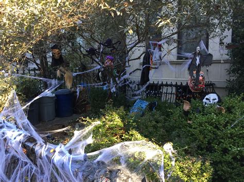 PHOTOS: The Spookiest Halloween Decorations In NYC - Carroll Gardens ...