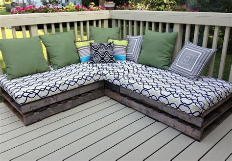 Pallet couch. Year two. The cushions stored well, and pillows. Thinking that w… | Diy patio ...