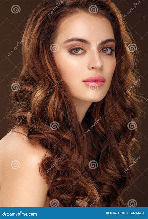 Curly Hair Style Girl Pic - Wavy Haircut