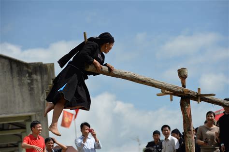 Tín ngưỡng dân gian trong trò chơi đu quay của Người La Chí - Bút Chì Xanh