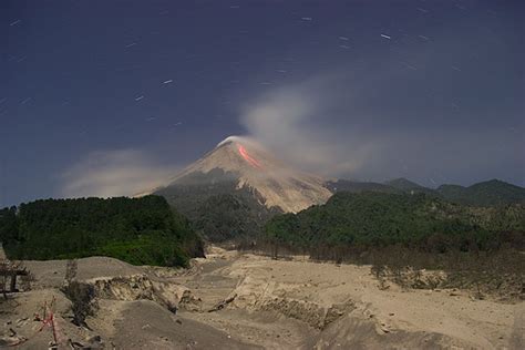 Merapi volcano photos: eruption in August 2006: glowing lava rock falls