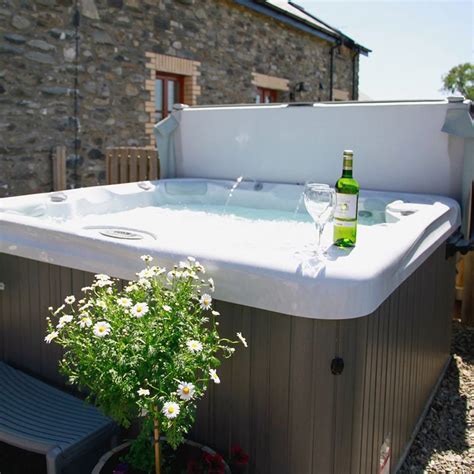 Holiday cottages with hot tubs | cottages.com