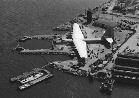 1947 - El H-4 Hercules de Howard Hughes, el hidroavión más grande de la historia en Long Beach ...