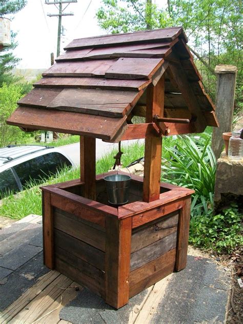 A "WISHING WELL" MADE OF PALLETS | Diy wishing wells, Water well house, Wishing well