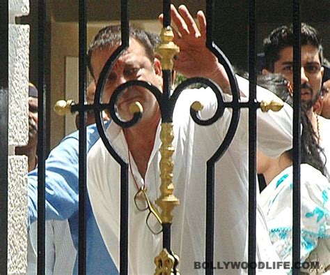 Sanjay Dutt leaves for Pune's Yerwada Jail after his three month parole ends - Bollywood News ...