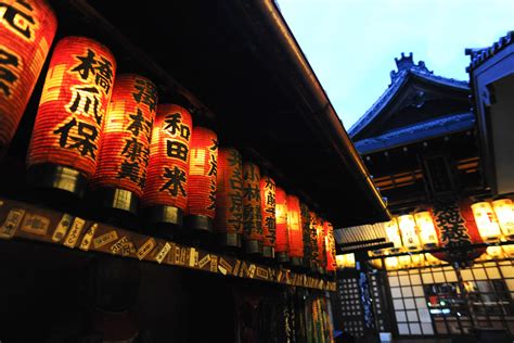 File:Narrow streets of historical part of Kyoto decorated with traditional japanese lanterns ...