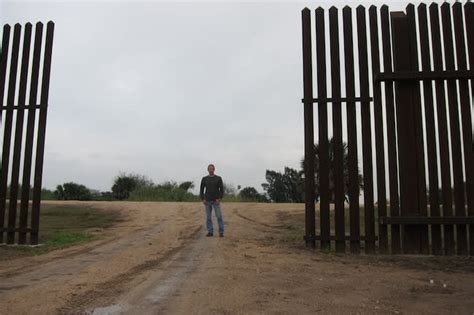 The Texans who live on the ‘Mexican side’ of the border fence ...