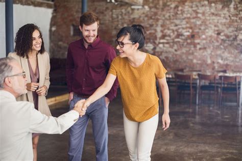 7 Tips on the Right Way to Shake Hands