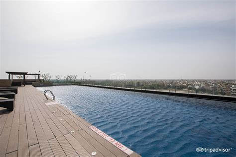 Radisson Blu Hotel New Delhi Paschim Vihar Pool Pictures & Reviews ...