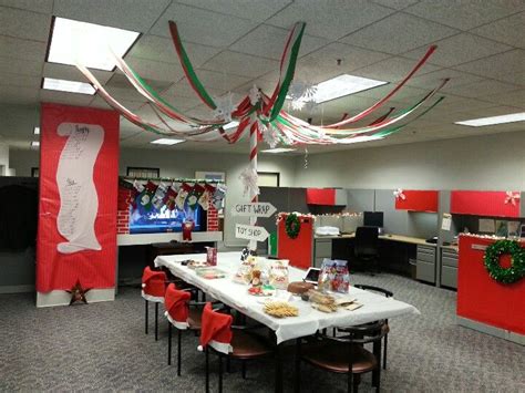 office Christmas decor | Office christmas decorations, Christmas party centerpieces, Office ...