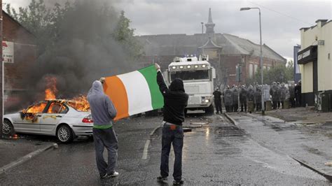 Irish Catholic rioters attack police in bitter corner of Belfast at end ...