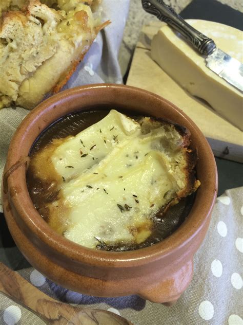 Recipe for French Onion Soup - Soupe a l'oignon Lyonnaise Tarragon Vinegar, Hearty Lunch ...