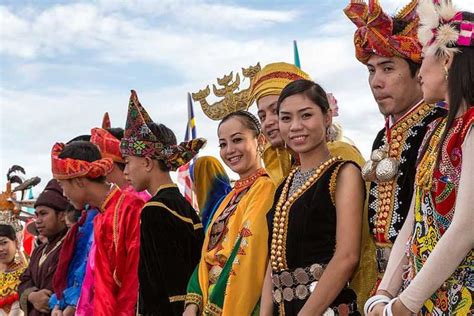 Traditional Clothes of Malaysia - Malaysian Cultural Outfits | Traditional outfits, Traditional ...