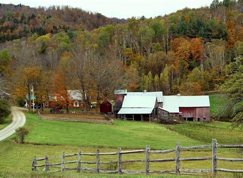 This is the Jenne Farm close up and looking northward. ~ Windsor County, VT | 민들레