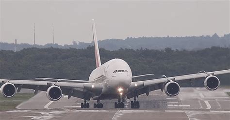 Airbus A380 Landing in a hugh storm crosswind in Düsseldorf last week : r/gifs