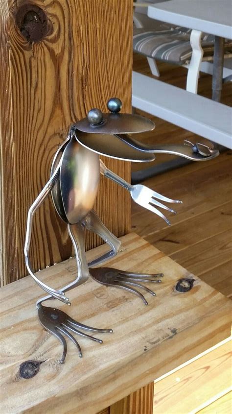 Frog made from spoons catching flies | Arte em talheres, Arte em metal ...