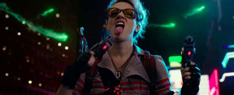 “SNL” Star Kate McKinnon Invents Gadgets that Capture Spirits in “Ghostbusters” | ReZirb