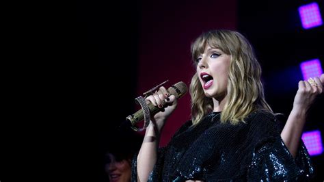 Taylor Swift's Reputation Tour Will Have a Special Room Backstage for Lucky Fans | Teen Vogue