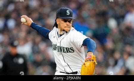 Seattle Mariners starting pitcher Luis Castillo (58) throws in the ...