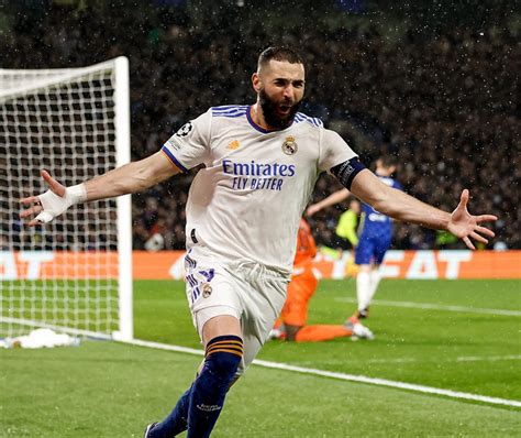 "Góc tối" ẩn sâu trong hình ảnh tỏa sáng của Benzema