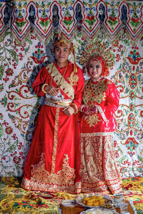 A bride and groom at a traditional Sulawesi wedding, Makassar, Sulawesi, Indonesia, Southeast ...