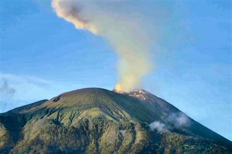 Indonesia volcano erupts, spews tower of smoke and ash | ABS-CBN News