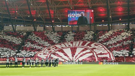 Choreo bei RB Leipzig in Rot-Weiß – Fans applaudieren Mateschitz