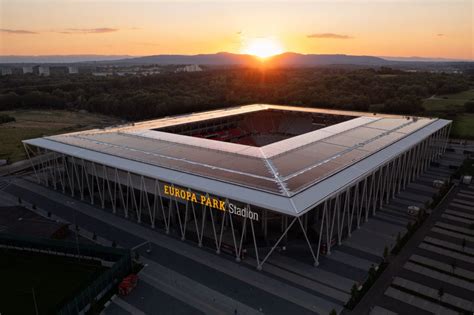 6.000 Solarmodule auf dem Stadiondach des SC Freiburg