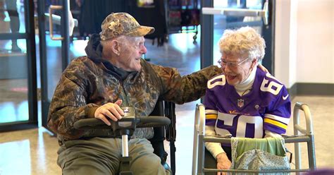 103-year-old superfan meets former Vikings head coach Bud Grant - CBS Minnesota