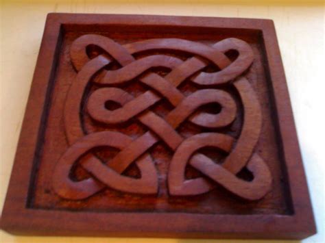 Celtic knot Woodcarving, Celtic Knot, Dinner Ideas, Plaque, Knots, Save, Diy, Wood, Bricolage