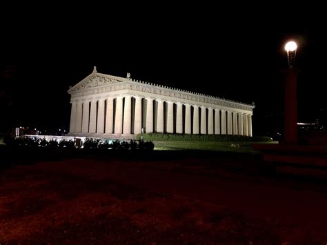 The Parthenon at night. I took this last Thanksgiving. : r/nashville