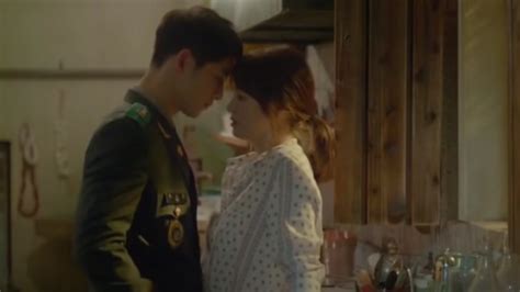 Song Hye Kyo, Song Joong Ki’s Old Descendants of the Sun Kissing Scene ...