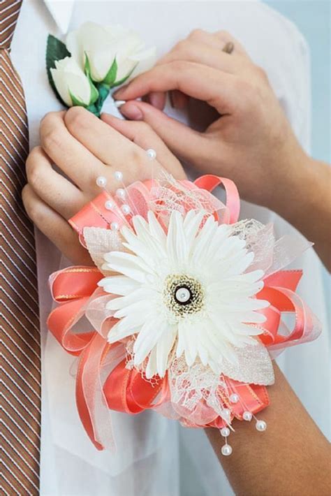 How To Make Wrist Corsage DIY - Beauty of Wedding | Diy wrist corsage, Wrist corsage prom, Prom ...