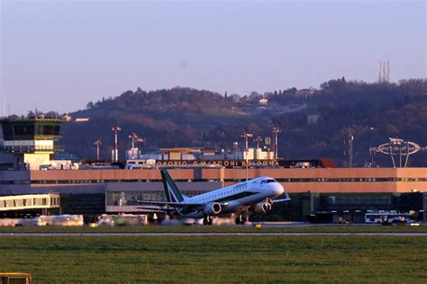 Bologna, in aeroporto si misura la febbre a tutti i passeggeri dei voli internazionali ...