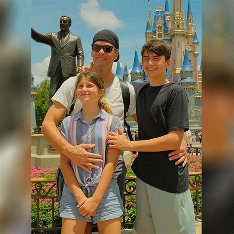 Tom Brady shares photos with kids Benjamin and Vivian at Walt Disney World - ABC News