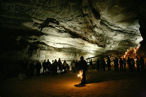 File:Mammoth Cave tour.jpg - Wikimedia Commons