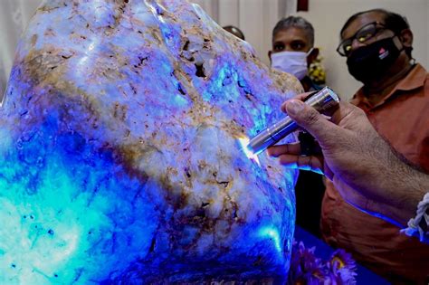 Sri Lanka shows off giant natural blue sapphire | GMA News Online