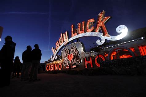 Historic Vegas neon signs shine bright for 1st time in years | AP News