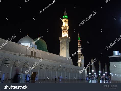 Masjid Nabawi Night Crowd Night Prophets Stock Photo 1403313656 ...