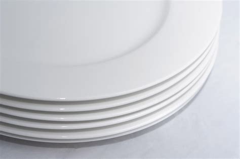 Stack of clean generic white ceramic plates - Free Stock Image