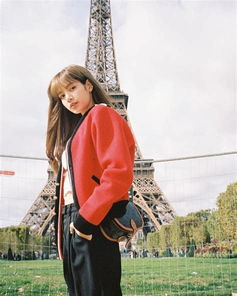 4 Gaya Lisa BLACKPINK Pose di Menara Eiffel, Bikin Gagal Fokus
