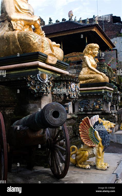 Temple entrance, Jalan Sumatra denpasar, bali Stock Photo - Alamy